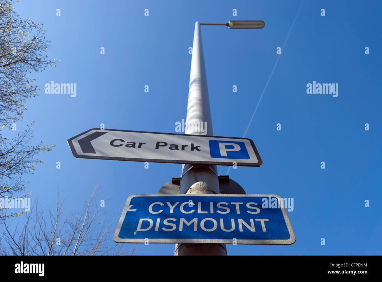 La signalisation routière indiquant un parking à gauche et diriger les cyclistes à démonter, Richmond upon Thames, Surrey, Angleterre Banque D'Images