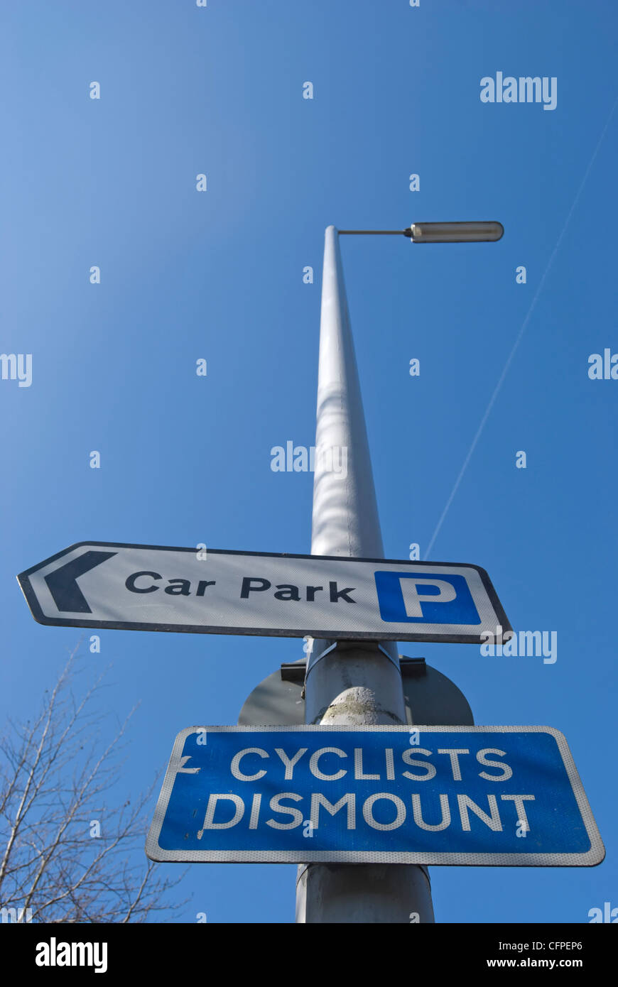 La signalisation routière indiquant un parking à gauche et diriger les cyclistes à démonter, Richmond upon Thames, Surrey, Angleterre Banque D'Images