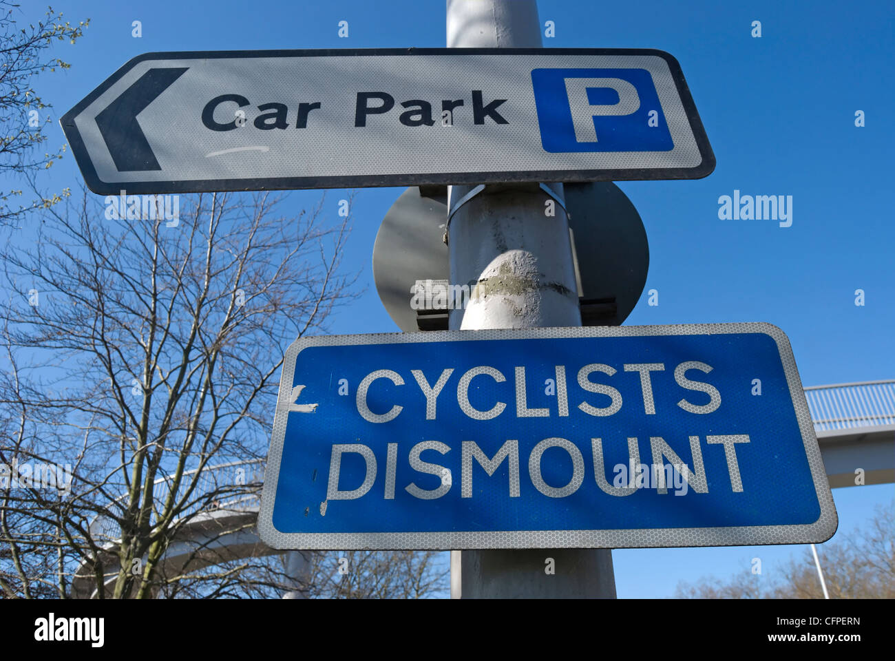 La signalisation routière indiquant un parking à gauche et diriger les cyclistes à démonter, Richmond upon Thames, Surrey, Angleterre Banque D'Images