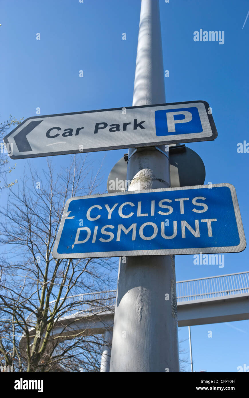 La signalisation routière indiquant un parking à gauche et diriger les cyclistes à démonter, Richmond upon Thames, Surrey, Angleterre Banque D'Images