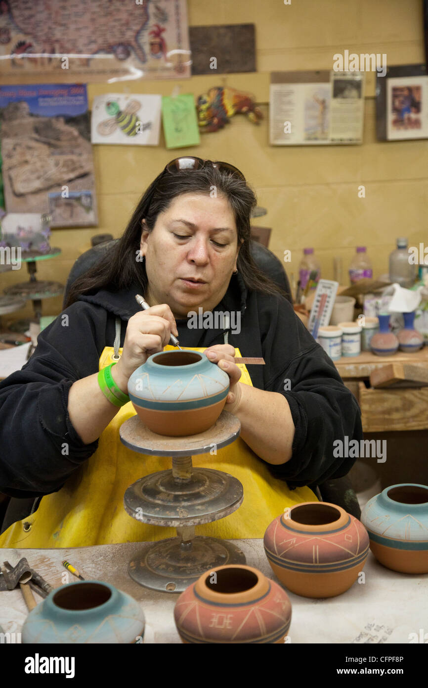 Rapid City, Dakota du Sud - Jeanne High Elk, membre de la Cheyenne River Sioux, crée la poterie à la Poterie Sioux. Banque D'Images