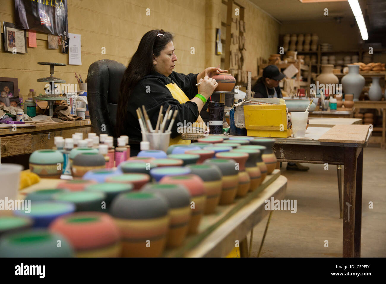 Rapid City, Dakota du Sud - Jeanne High Elk, membre de la Cheyenne River Sioux, crée la poterie à la Poterie Sioux. Banque D'Images