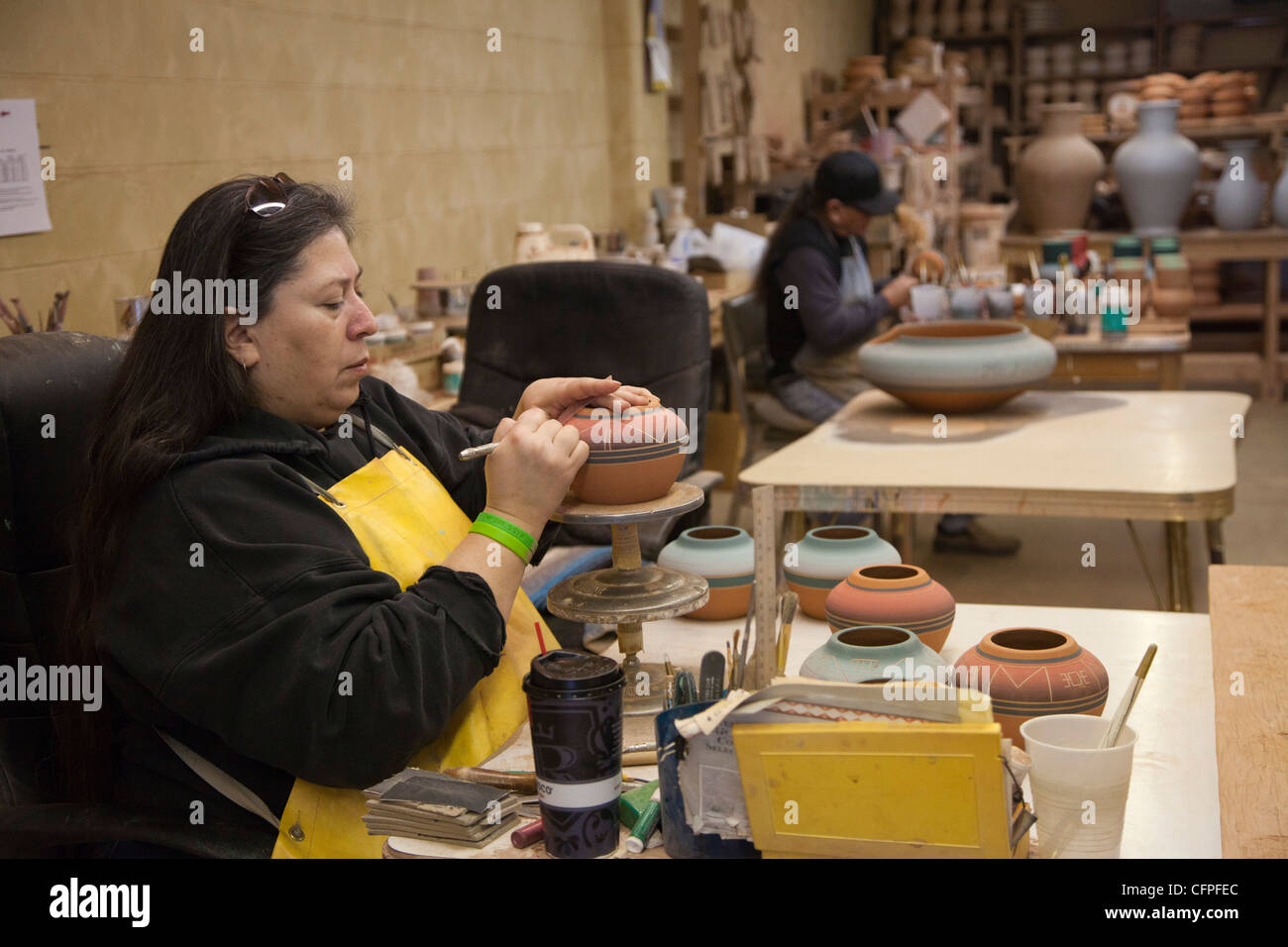 Rapid City, Dakota du Sud - Jeanne High Elk, membre de la Cheyenne River Sioux, crée la poterie à la Poterie Sioux. Banque D'Images