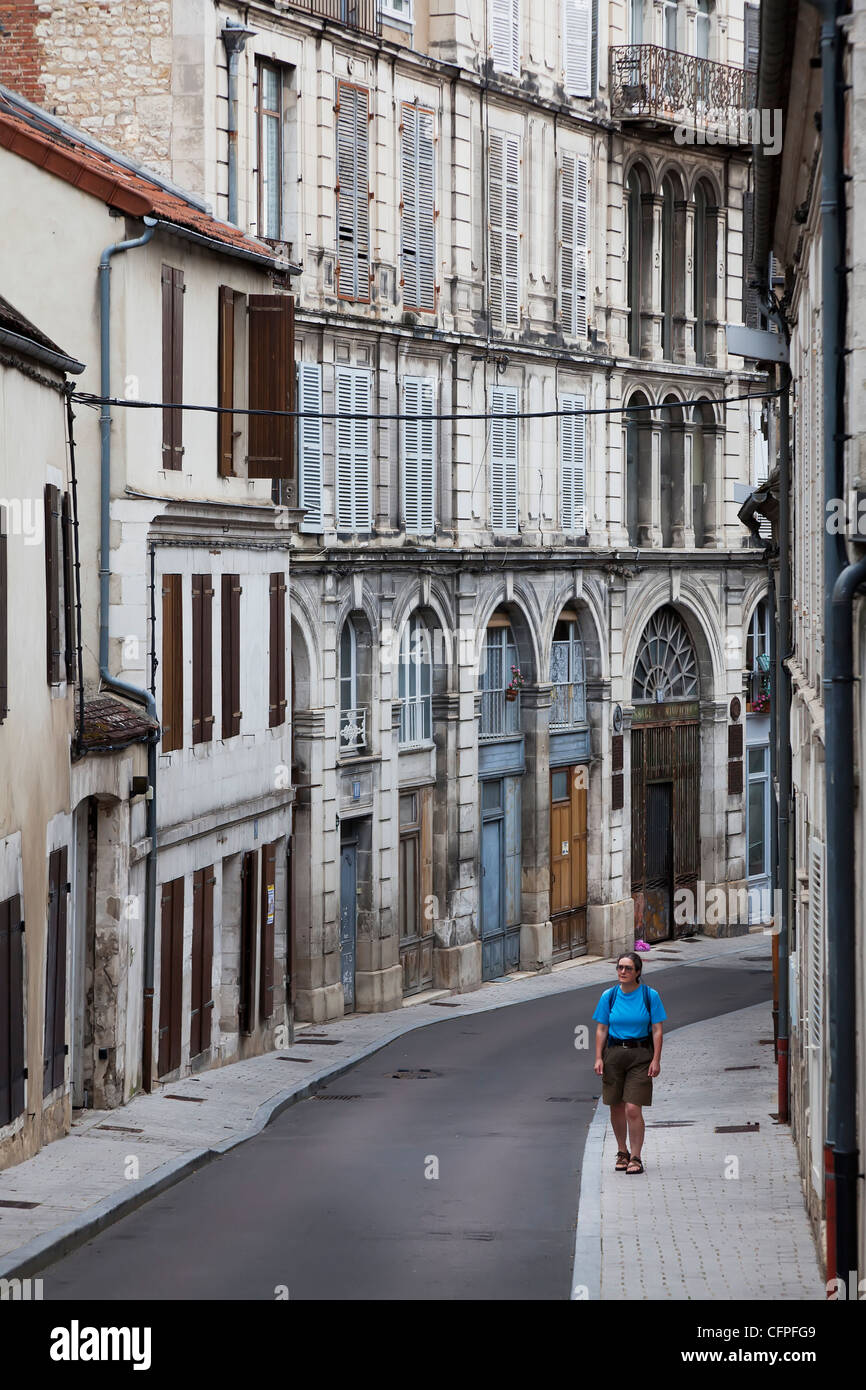 Femme en street dans la vieille partie d'Auxerre, Bourgogne, France Banque D'Images
