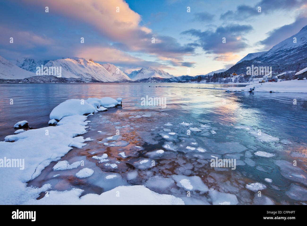 À la recherche de l'autre côté de la mer gelée d'Ullsfjord de Sjursnes, vers le sud des Alpes de Lyngen, au coucher du soleil, Troms, Norvège, Europe Banque D'Images