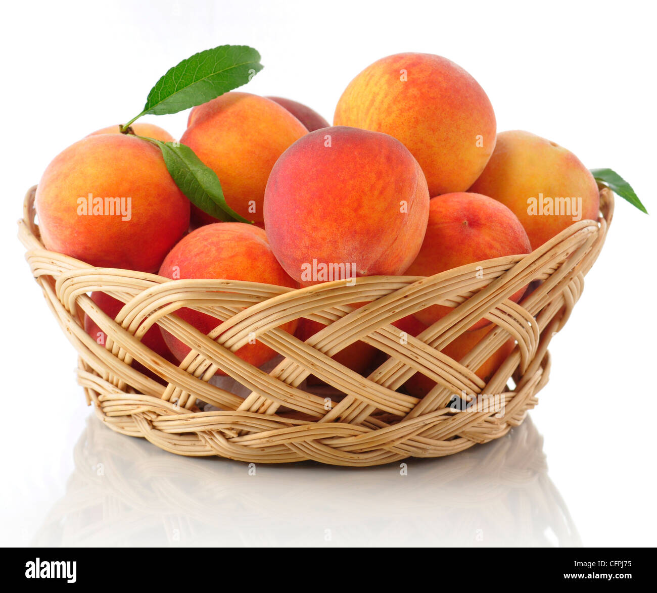 Pêches fraîches dans un panier Banque D'Images