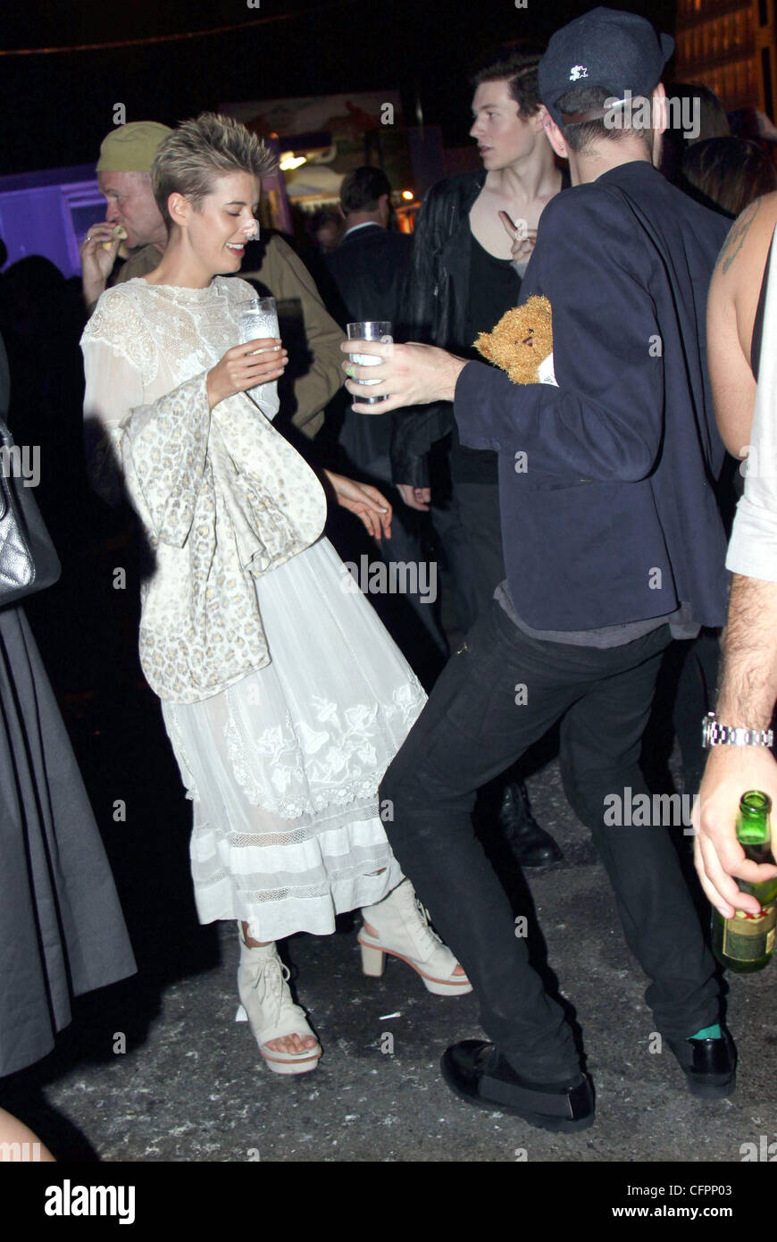 Agyness Deyn dancing Alexander Wang Carnival-Themed Après-party offre des autos-tamponneuses, un carrousel pendant Mercedes-Benz Fashion Week. La partie a eu lieu dans un parc de stationnement sous la ligne haute sur 10th Avenue et 17th Street New York City, USA - 11.09.10 Banque D'Images