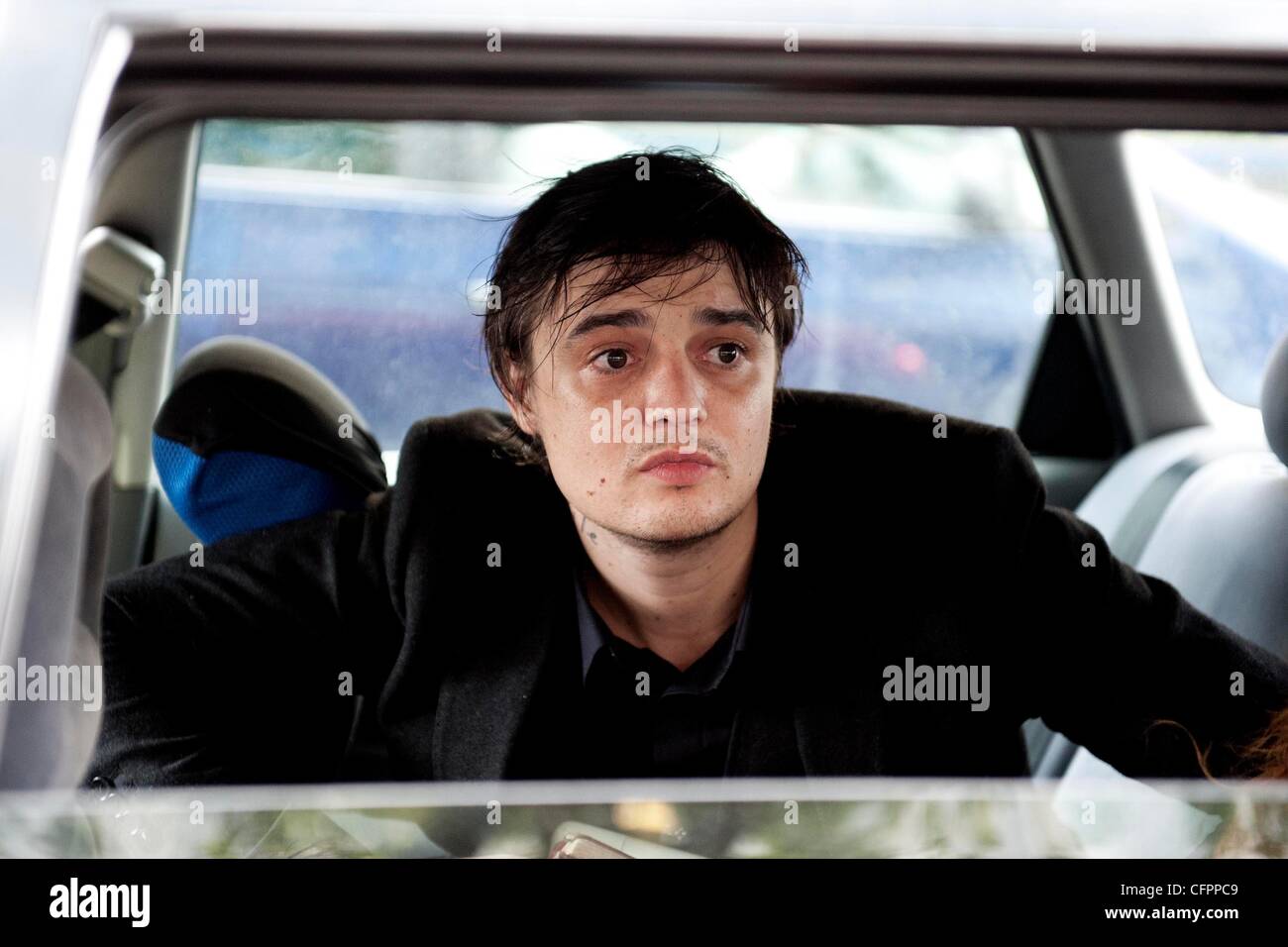 Pete Doherty a son chauffeur arrêter sa voiture pour voir ce qui se passe alors qu'il passe le coin Highbury Magistrates Court, où George Michael a été condamné pour conduite sous l'influence de Londres, Angleterre - 14.09.10 Banque D'Images