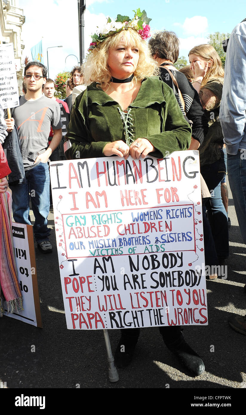 Rassemblement de manifestants anti Pape ensemble sur la rue Regent à lutter pour les droits civils gay. Londres, Angleterre - 18.09.10 Banque D'Images