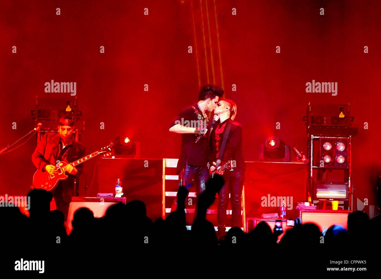 Adam Lambert s'embrasser son membre de la bande, Adam Lambert effectue au cours de la 'nation' Glam à tour le Seminole Hard Rock Hotel and Casino, Hard Rock Live, Hollywood Floride -19.09.10 Banque D'Images