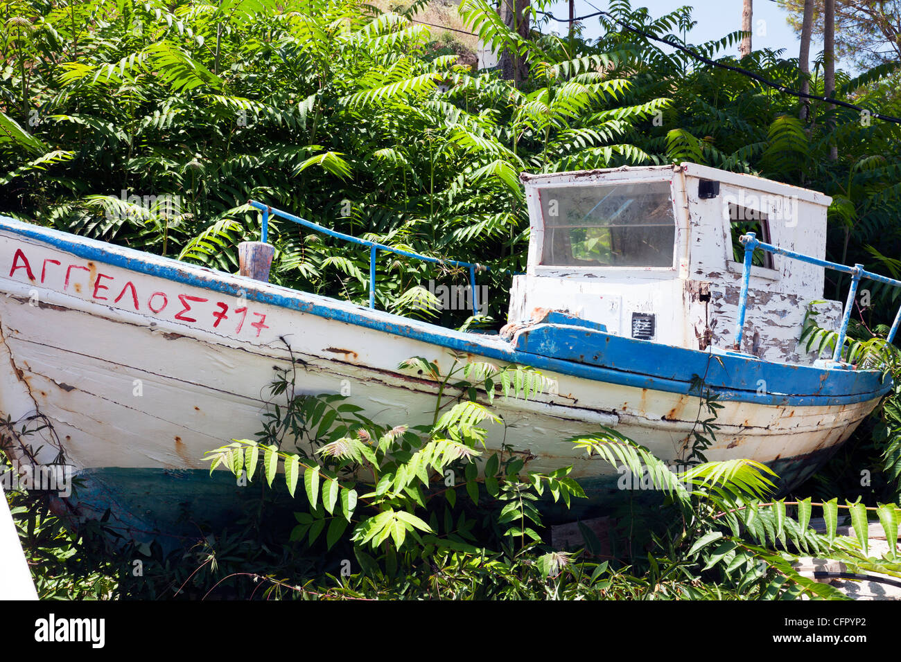 Vieux bateau de pêche typique Grec maintenant utilisé comme un affichage pour le restaurant de poisson à Kefalonia Banque D'Images