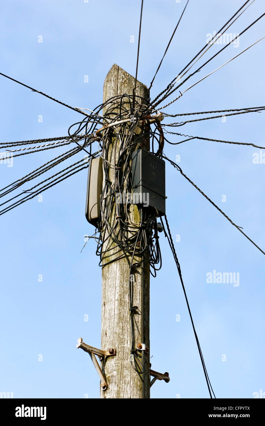 Masse des câbles de téléphone et d'un poteau avec boîtes de jonction Banque D'Images