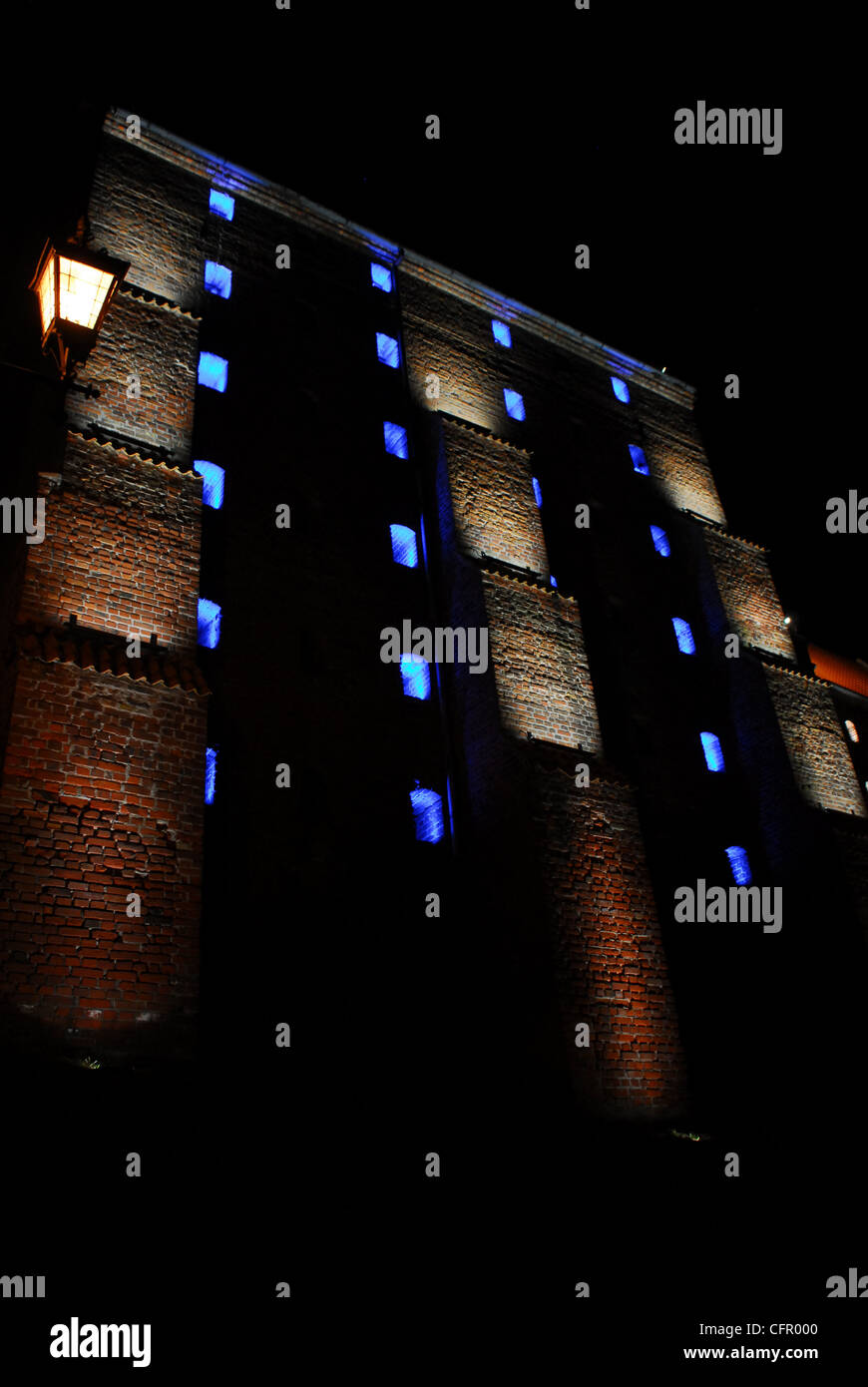 Mis en évidence, l'ancienne maison de brique dans la nuit Banque D'Images