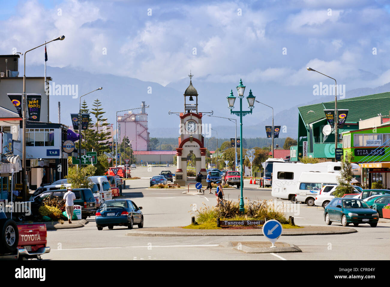 Une longue scène de rue à Hokitika, côte ouest, de la Nouvelle-Zélande, à la soudure vers le bas de la tour de l'horloge de la rue et au-delà. Banque D'Images
