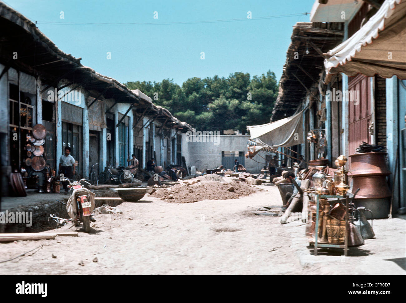 IRAN, Ispahan : Copper Alley, une rue à Ispahan d'artisans traditionnels à plateaux, bols, samovars, de laiton et de cuivre Banque D'Images