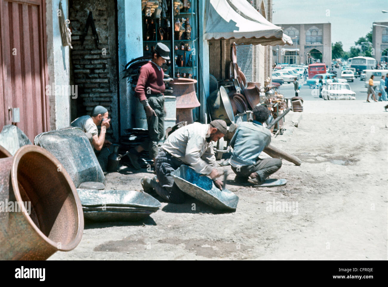 IRAN, Ispahan : Copper Alley, une rue d'Isfahan où les artisans font des plateaux traditionnels, les bols, Les samovars de cuivre et laiton. Banque D'Images