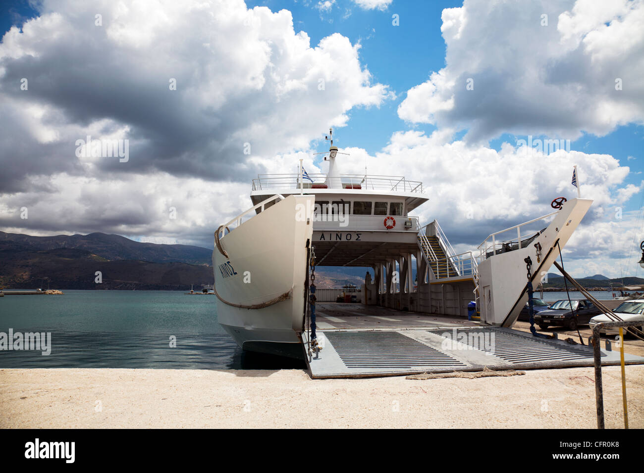 D'énormes car-ferry en attente de chargement pour le transport vers diverses îles de l'île grecque de Céphalonie Argostoli Banque D'Images