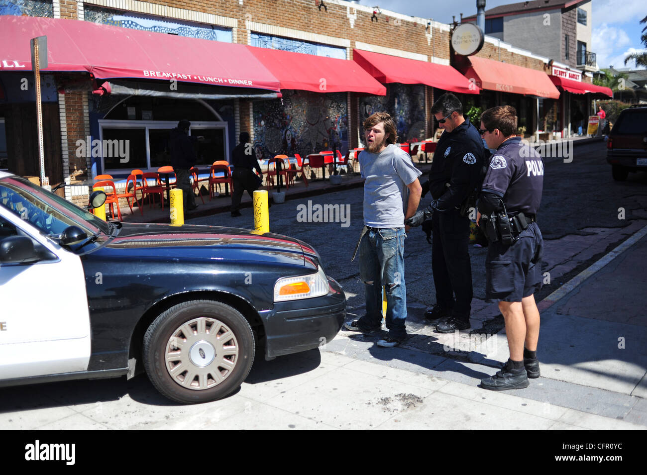 USA Californie du Sud Los Angeles Venice Beach homme être arrêtés le long de la promenade en front de mer Banque D'Images