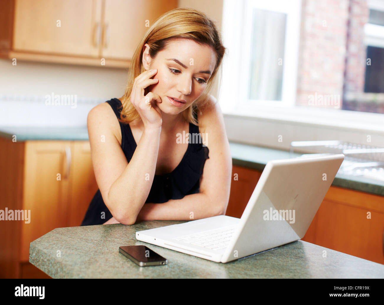 Souligné girl using laptop Banque D'Images