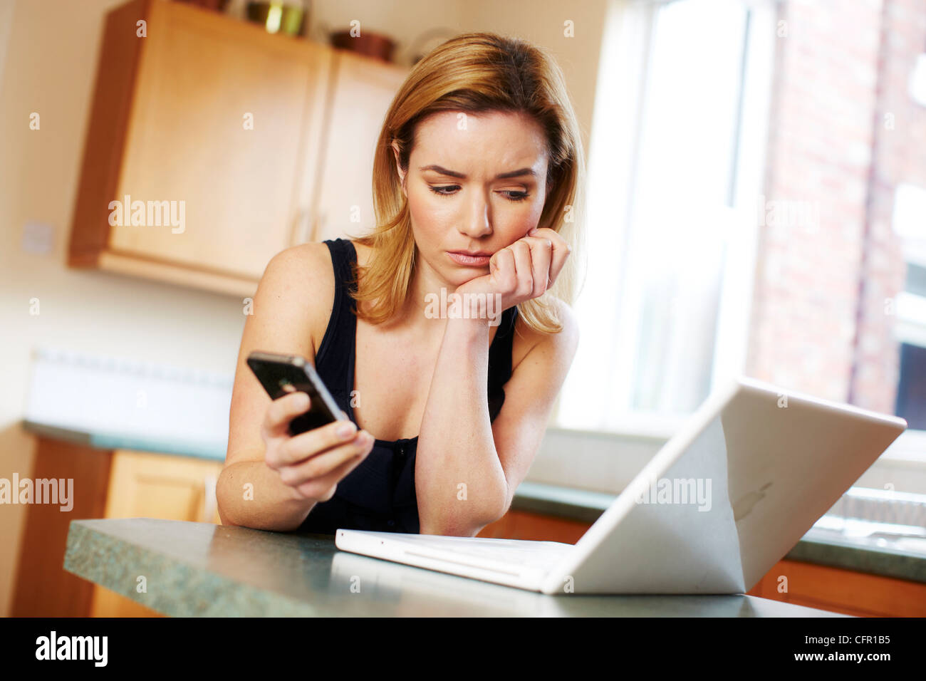 Souligné girl using laptop Banque D'Images