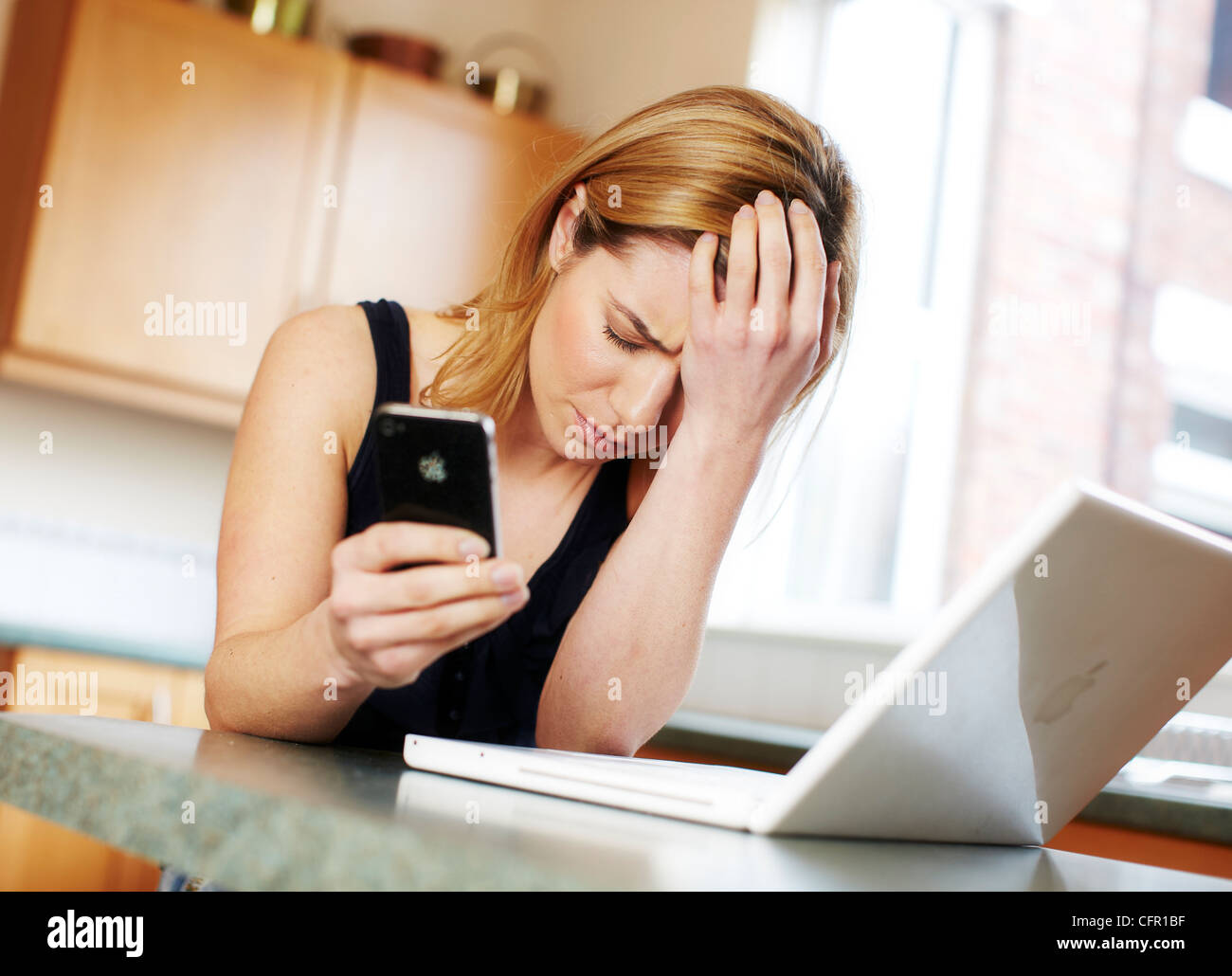 Souligné girl using laptop Banque D'Images