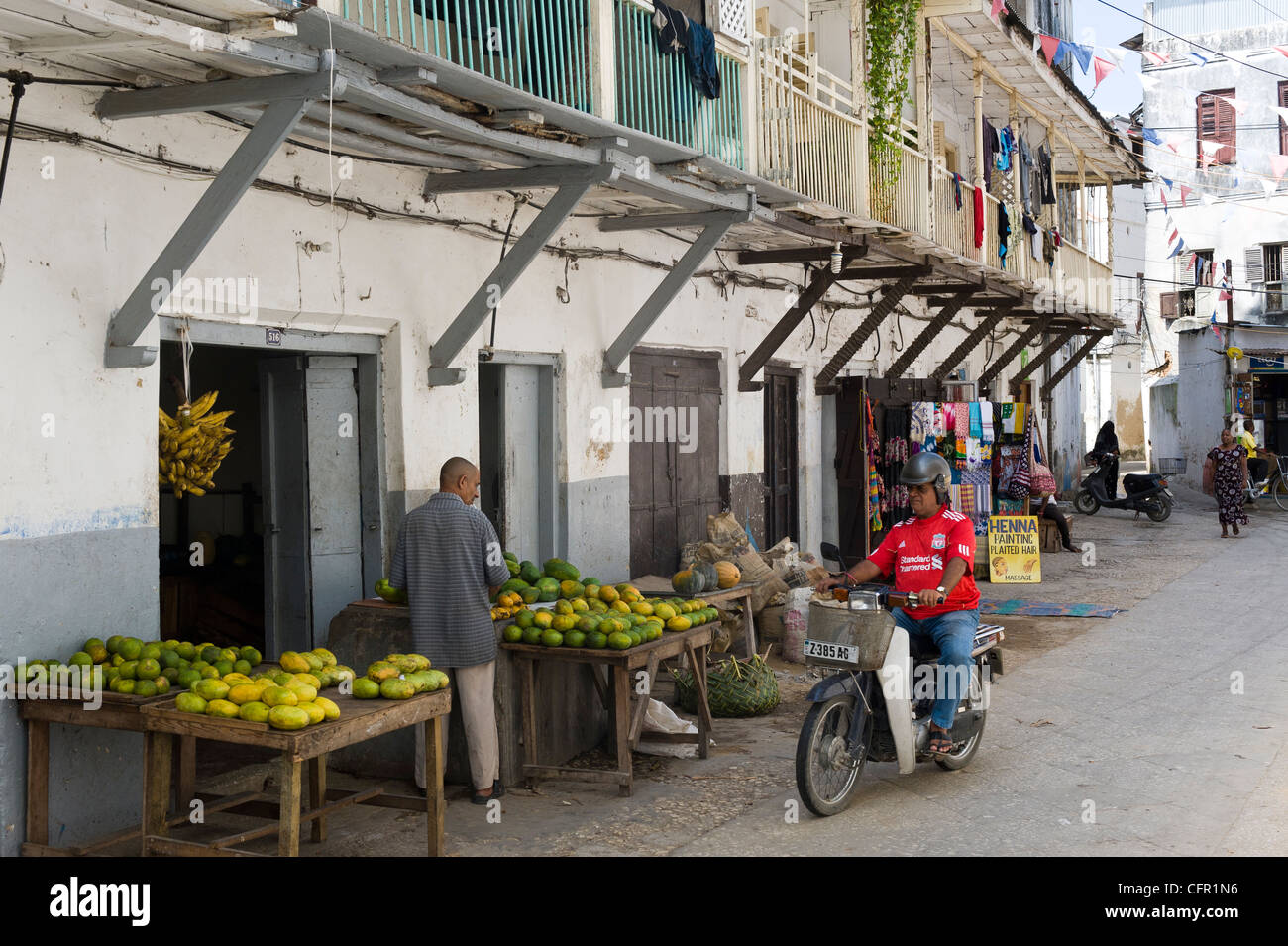 Shop keeper fruits vente à Stone Town Zanzibar Tanzanie Banque D'Images
