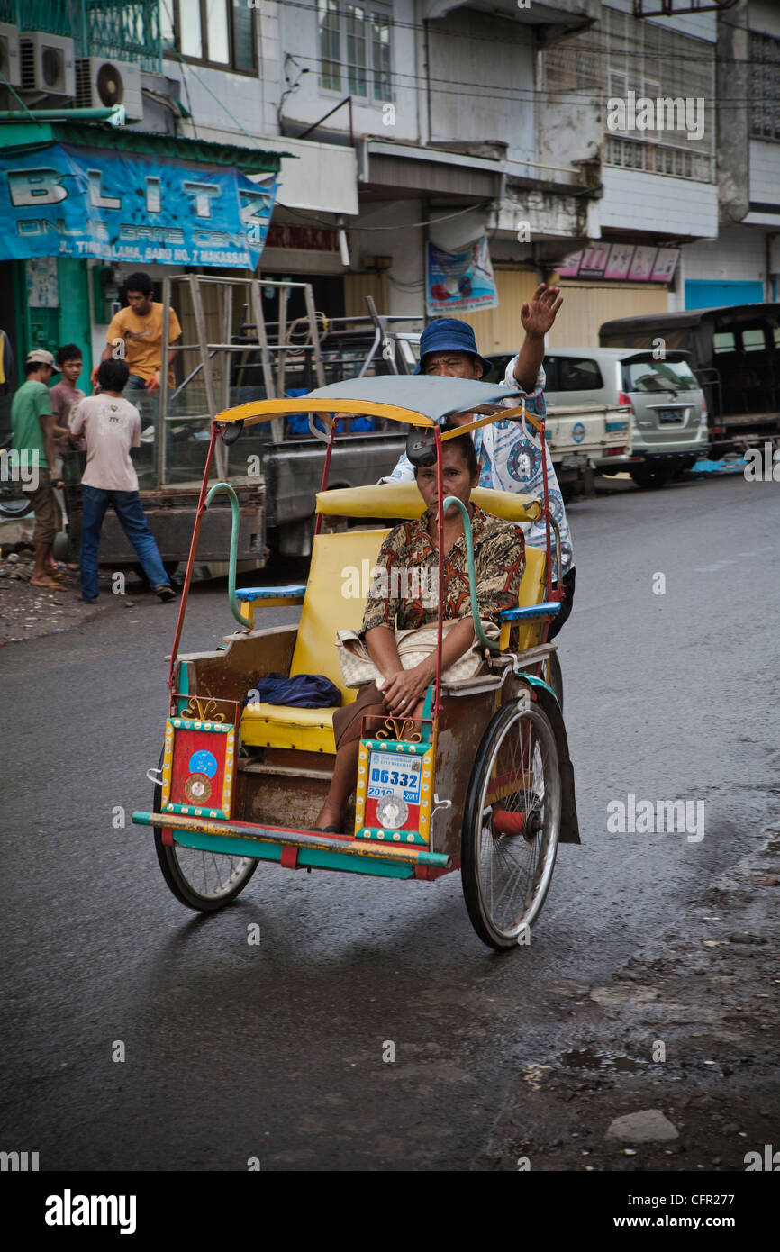 Rickshaw (taxi tricycle) dans une rue de Makassar (Ujung Pandang), Sulawesi, Indonésie, Asie, Pacifique Sud. Banque D'Images
