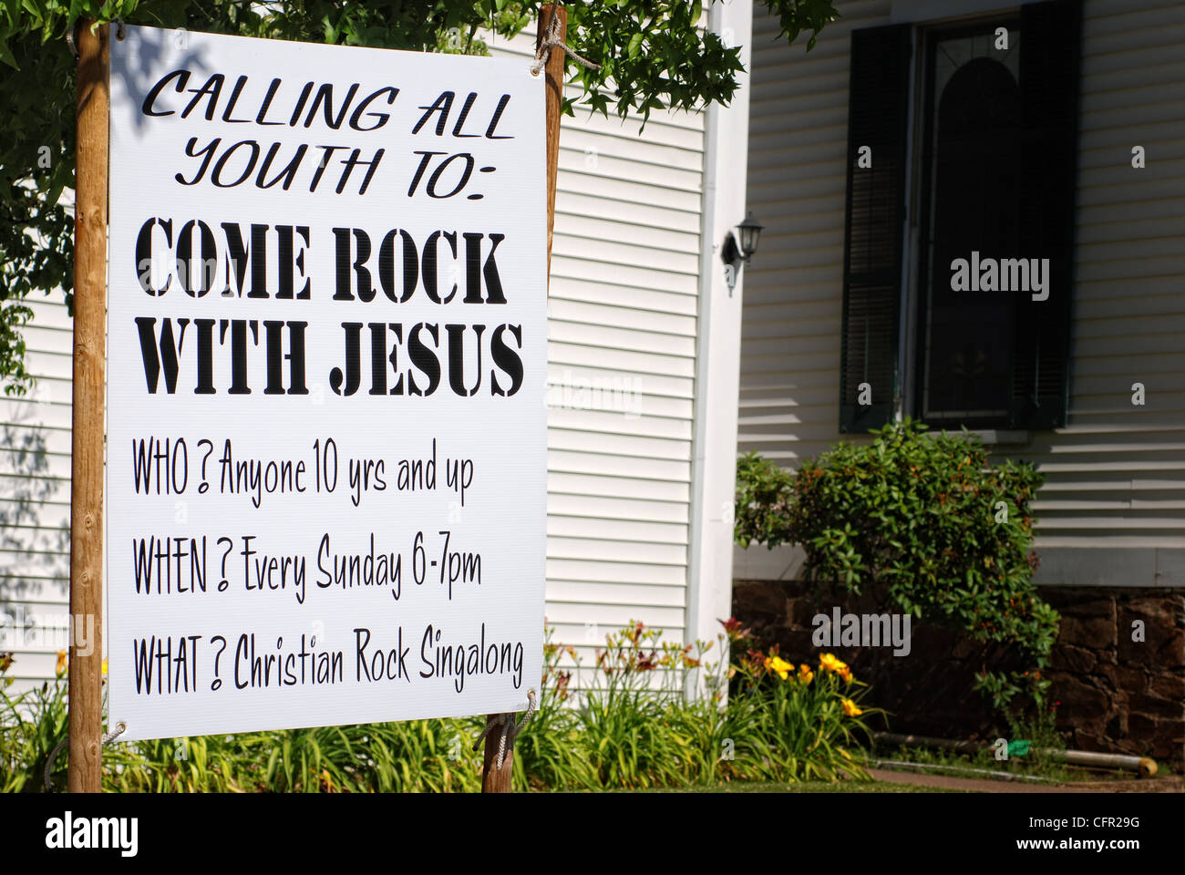 Rock avec Jésus venir signer en face de l'église blanche Banque D'Images