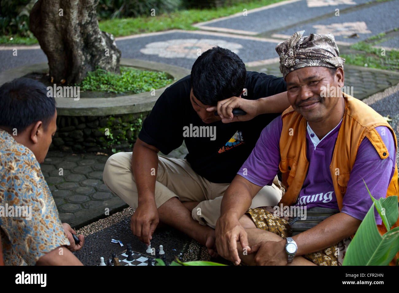 Des joueurs assis dans th Street et jouant, Sulawesi, Java, Bali, Indonésie, du Pacifique Sud, en Asie du sud-est, en Asie. Banque D'Images