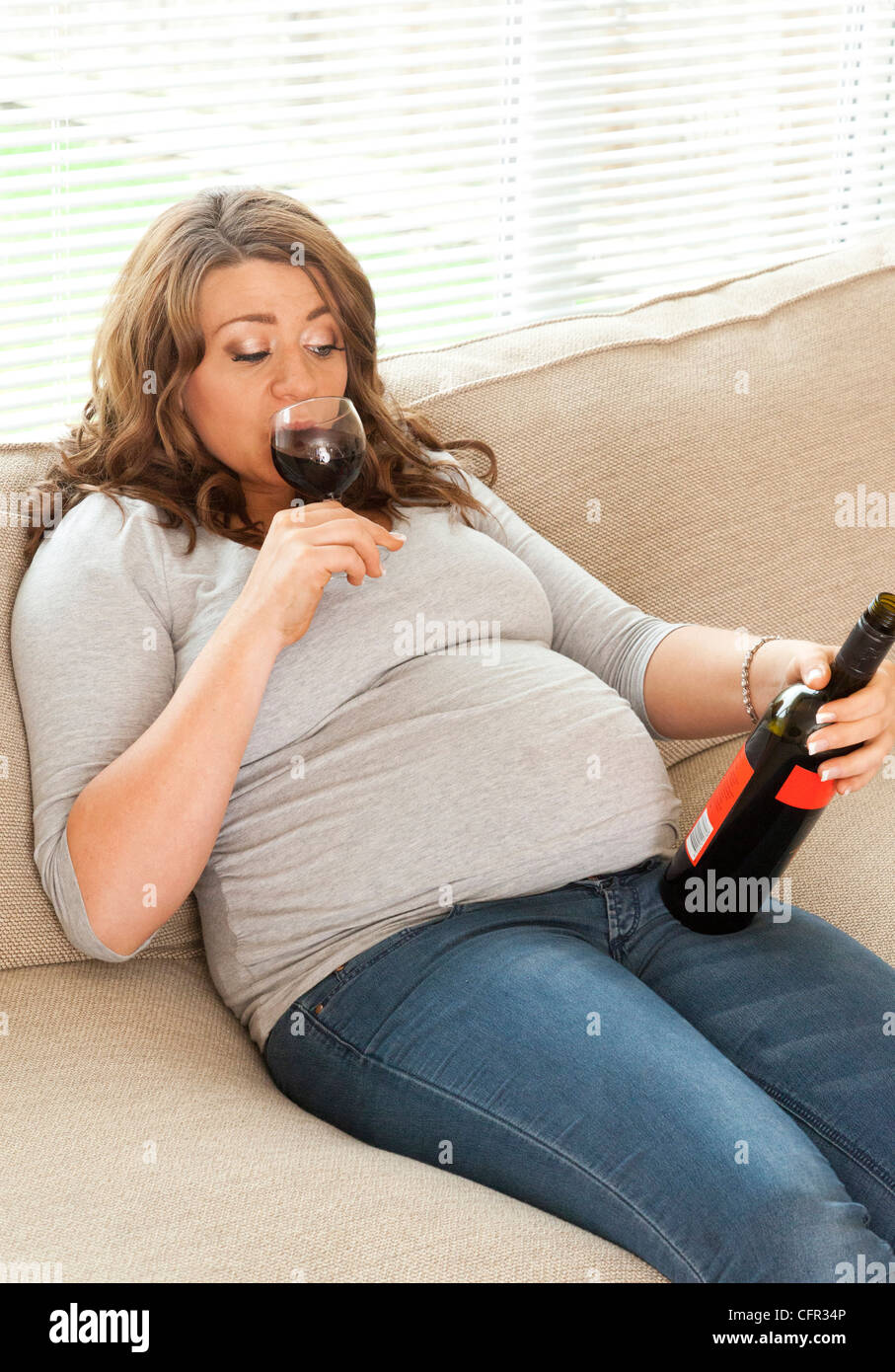 Femme enceinte de boire un verre de vin Photo Stock - Alamy