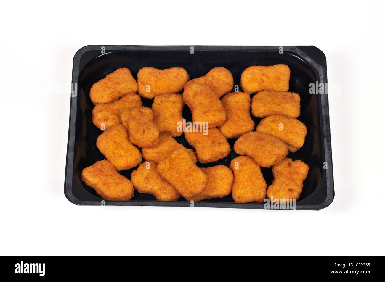 Nuggets de poulet pané dans le bac en plastique noir sur fond blanc à usage unique. Banque D'Images