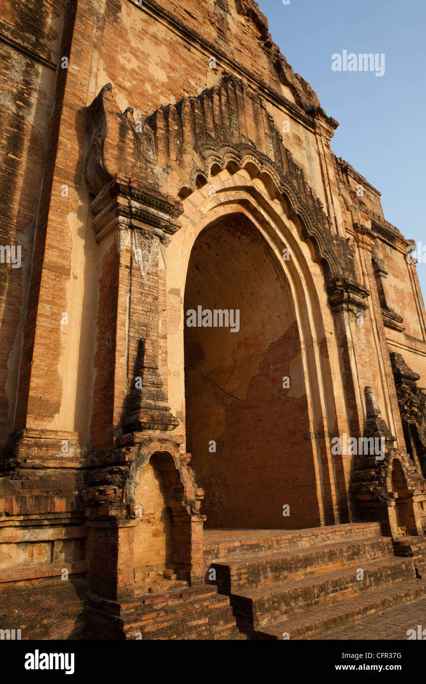 Dhamma Yan Gyi Pahto paroi massive est un temple du 12ème siècle connue par les Birmans locaux comme "mauvaise chance temple'. Banque D'Images