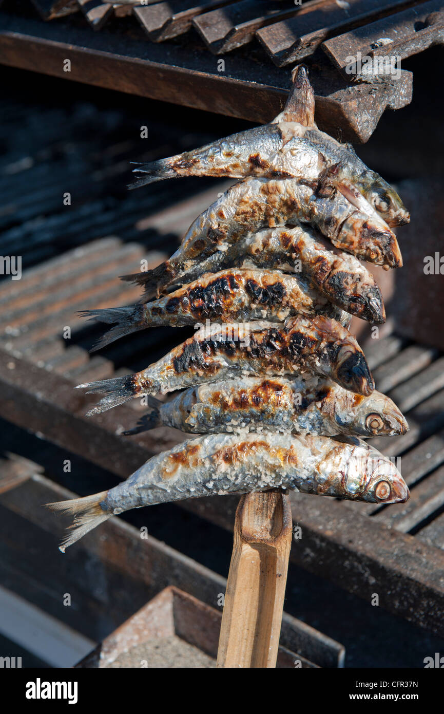 Sardines à la vente à côté de barbecue sur front de mer à la Costa Del Sol Banque D'Images