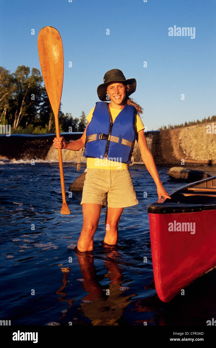 Femme (22 ans) Canoë, rivière Whiteshell, parc provincial de Whiteshell, Manitoba Banque D'Images