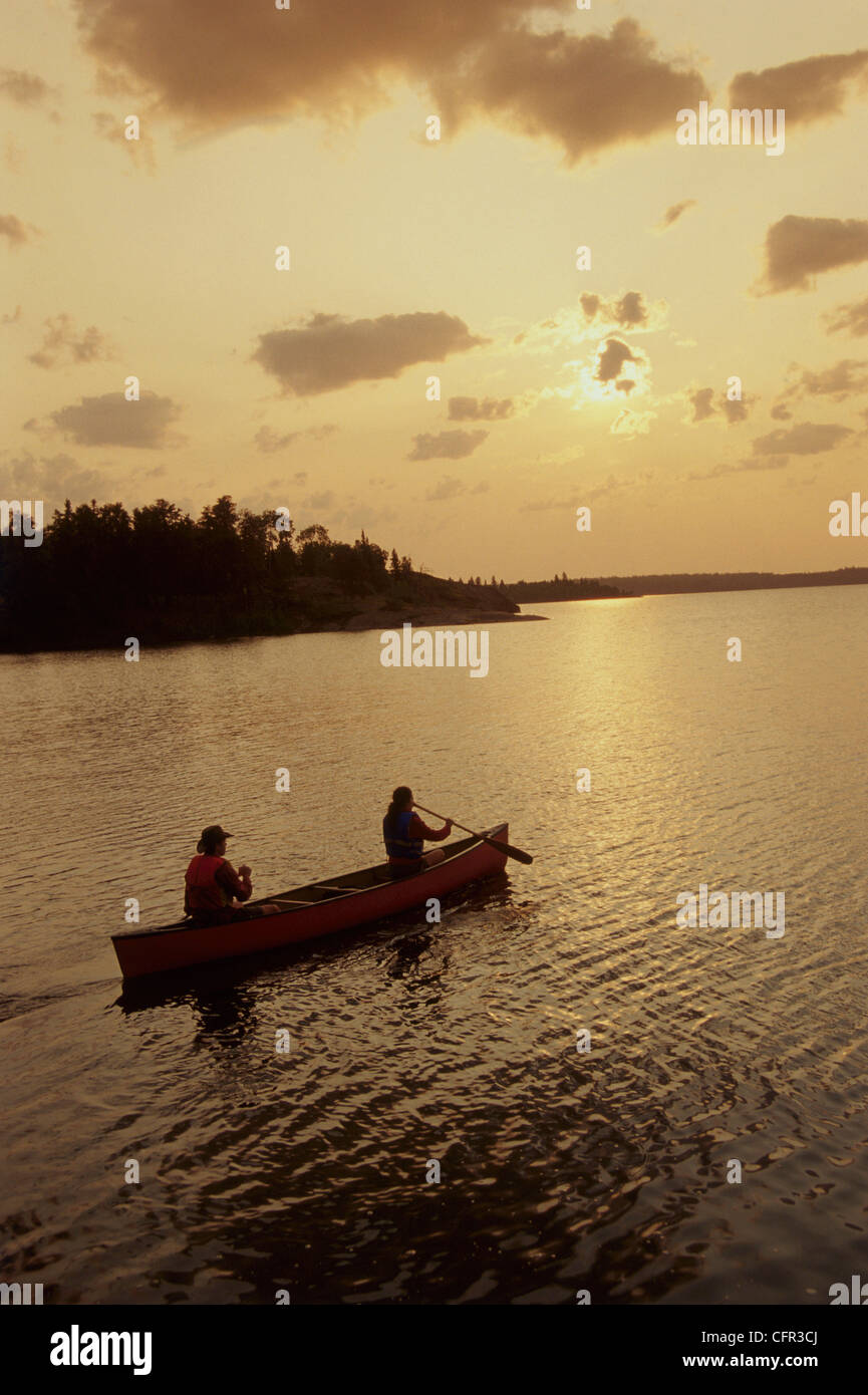 Canoë sur le lac Big Whiteshell, parc provincial de Whiteshell, Manitoba Banque D'Images