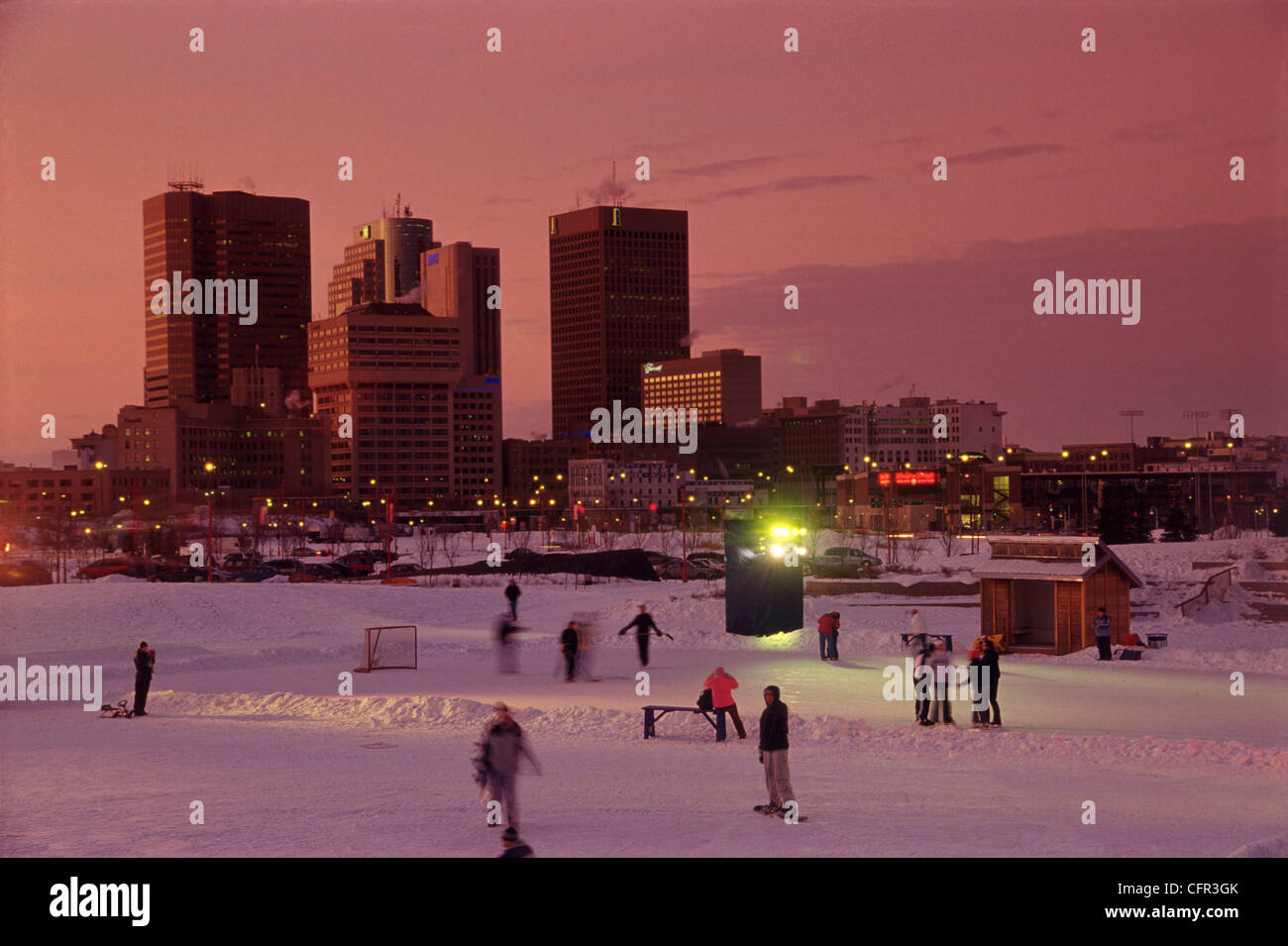 Les patineurs et Skyline, Winnipeg, Manitoba Banque D'Images