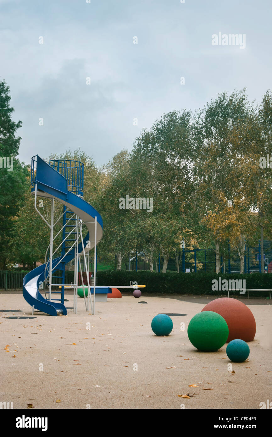 Vue sur spiral slide in playground à Elthorne Park, Islington , , Londres, Angleterre, Royaume-Uni. Banque D'Images