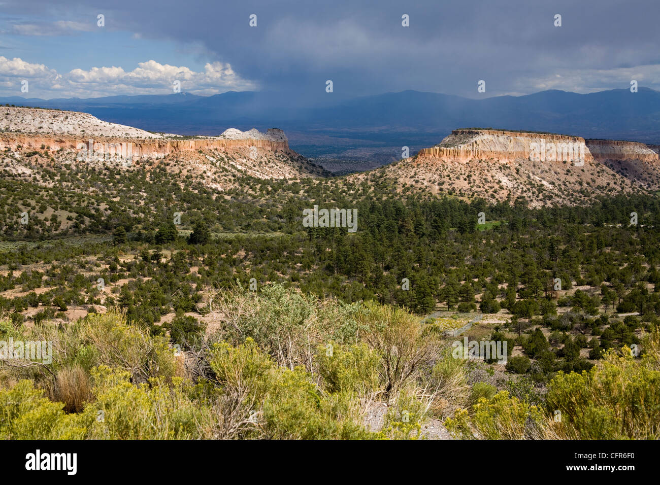 Orage près de Los Alamos, Nouveau Mexique, États-Unis d'Amérique, Amérique du Nord Banque D'Images