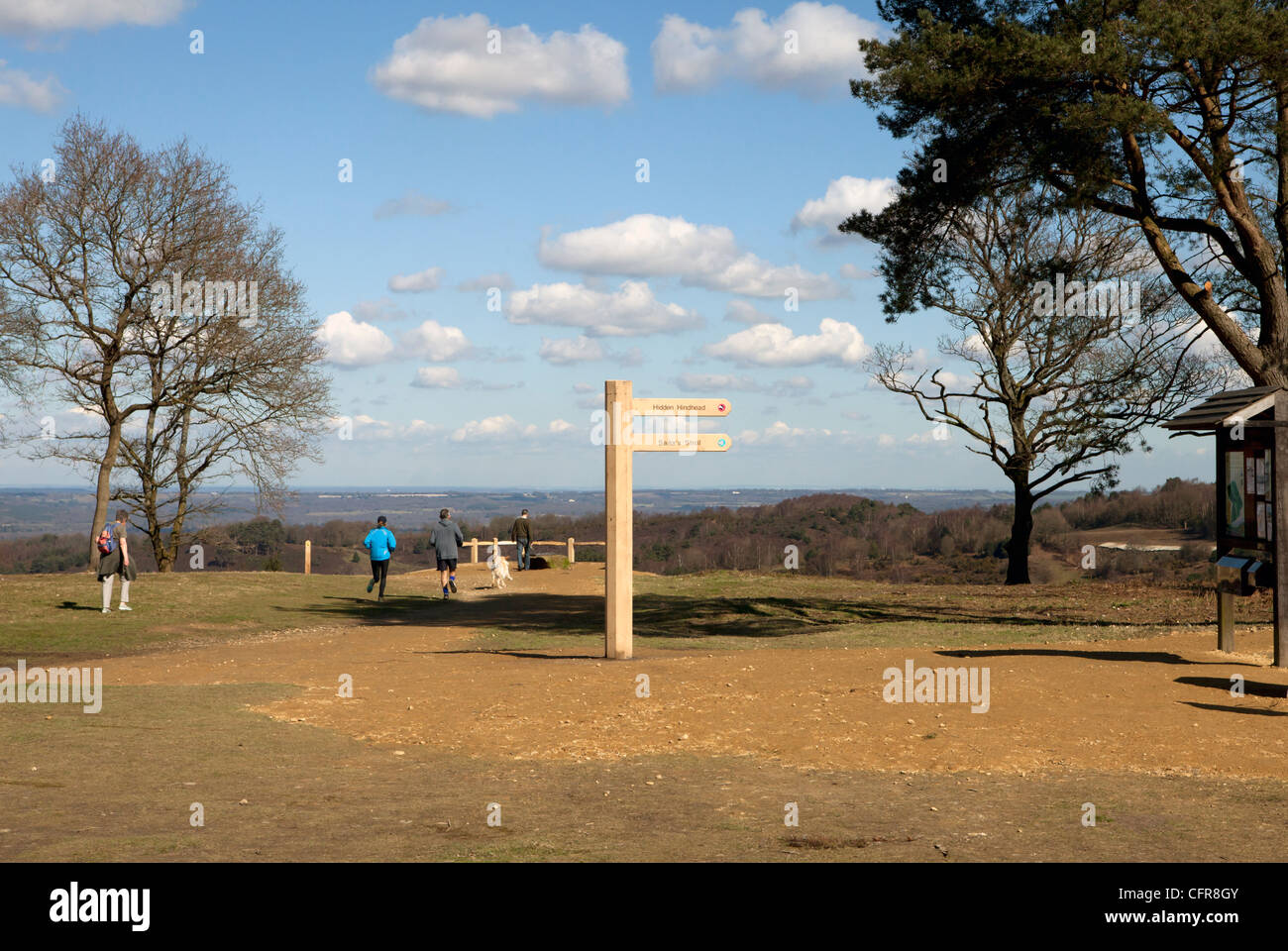 Panneau marquant les nouveaux sentiers du point de vue du Devil's Punchbowl après l'achèvement du tunnel A3 Hindhead Banque D'Images