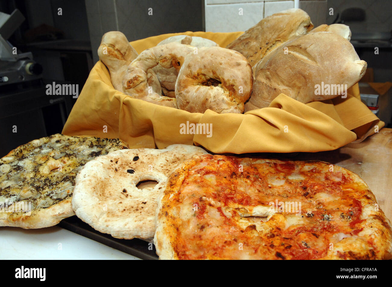 Focaccia pizza italienne & pain en boulangerie, Basilicate, Italie Banque D'Images