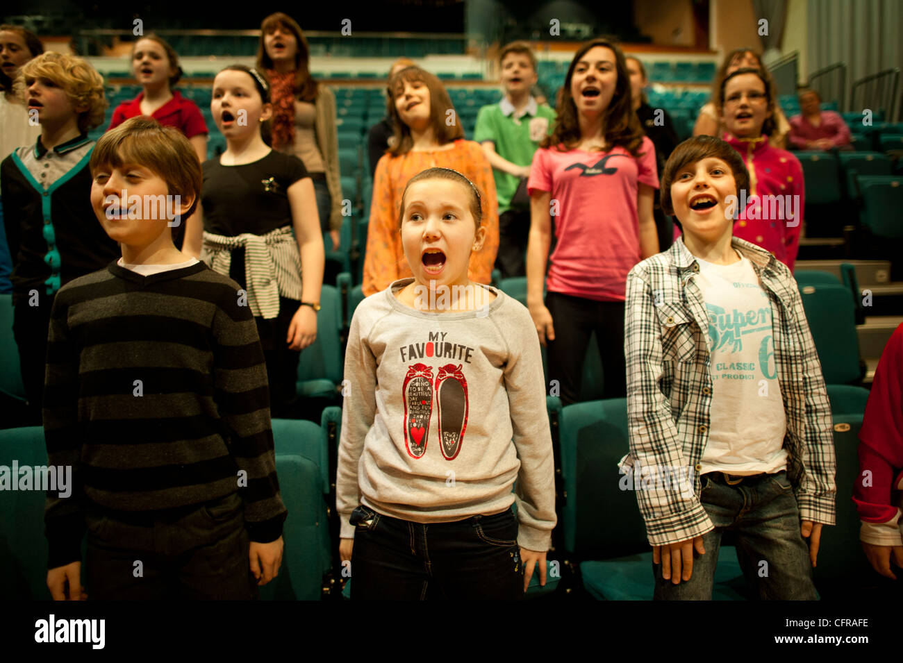 Le seul 'Kids à haute voix' welsh Children's Choir de répétitions 8ème Symphonie de Mahler à Aberystwyth Arts Centre, le Pays de Galles UK Banque D'Images