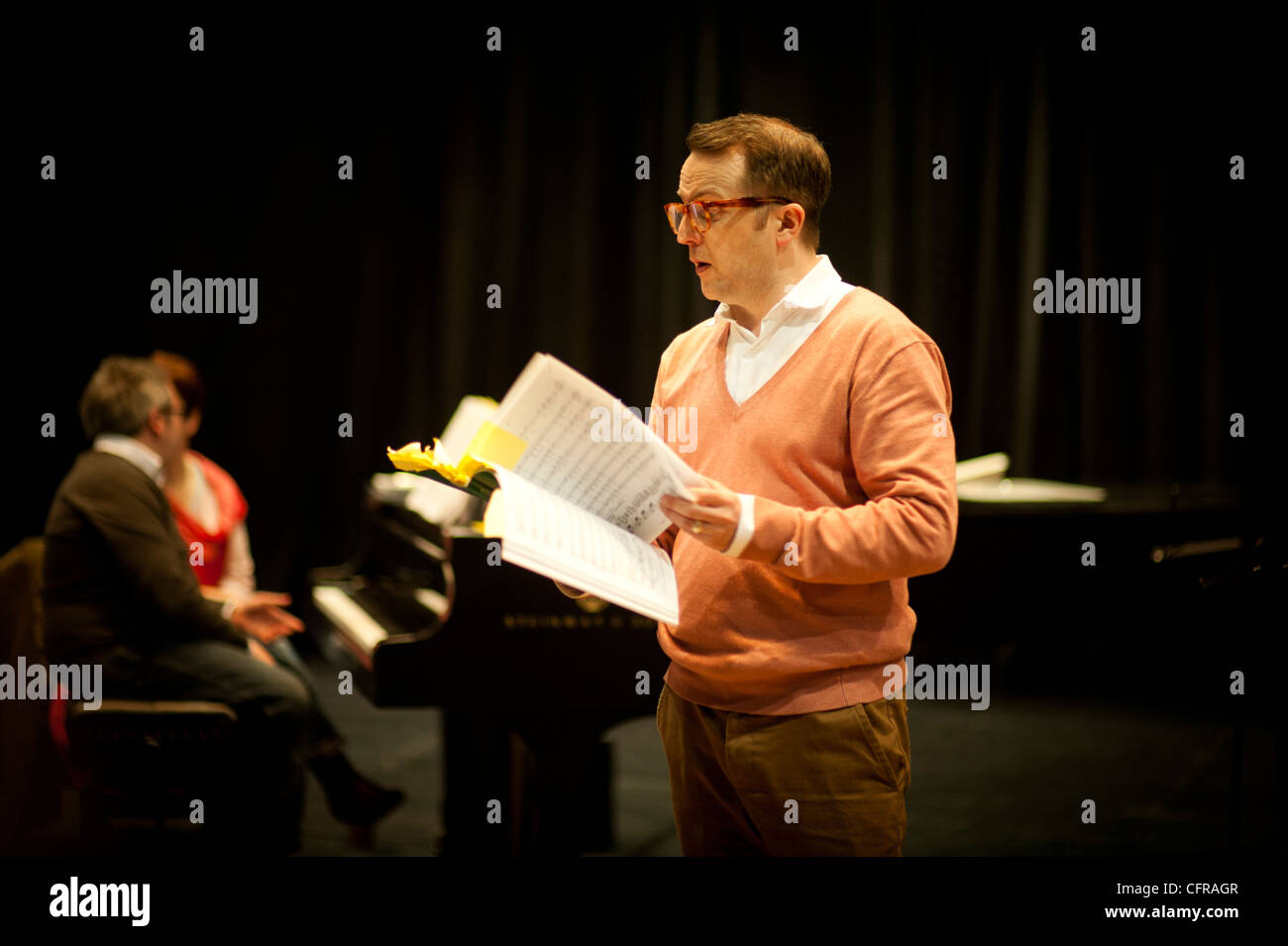 TIM RHYS EVANS en répétition d'orchestre le seul à haute voix pour les enfants Children's Choir pour une performance de 8e Symphonie de Mahler, Mars 2012 Banque D'Images