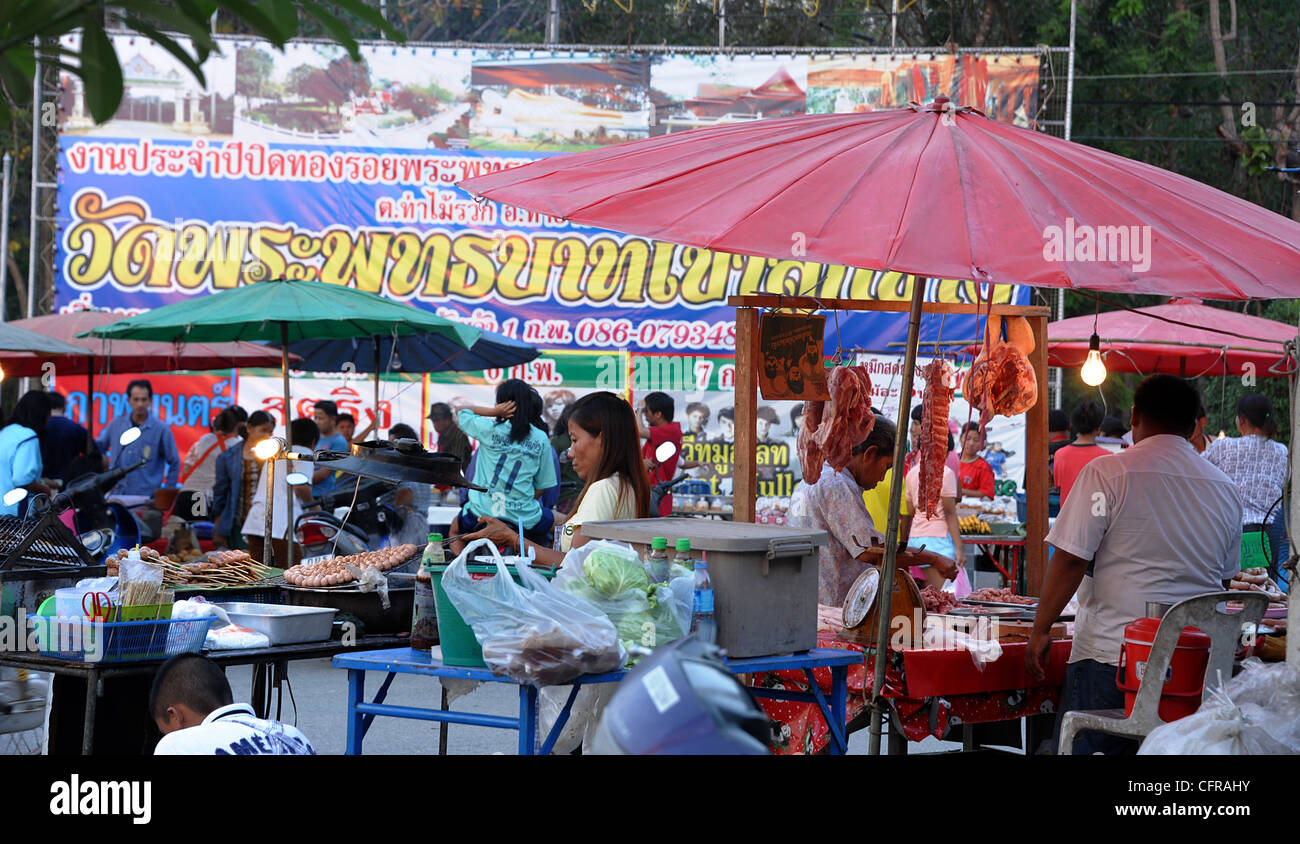 Marché animé en regard Kao Chang Village, Petchaburi, Thaïlande Banque D'Images