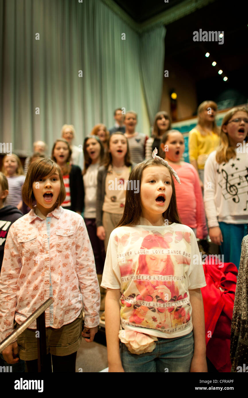 Le seul 'Kids à haute voix' welsh Children's Choir de répétitions 8ème Symphonie de Mahler à Aberystwyth Arts Centre, le Pays de Galles UK Banque D'Images