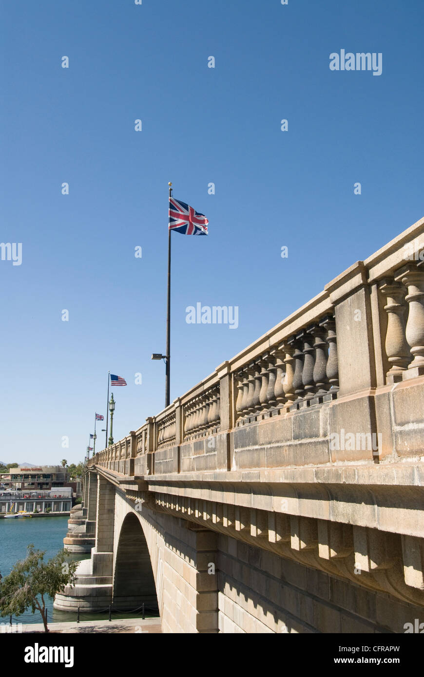 Le Pont de Londres avec drapeau britannique en premier plan, Havasu, Arizona, États-Unis d'Amérique, Amérique du Nord Banque D'Images