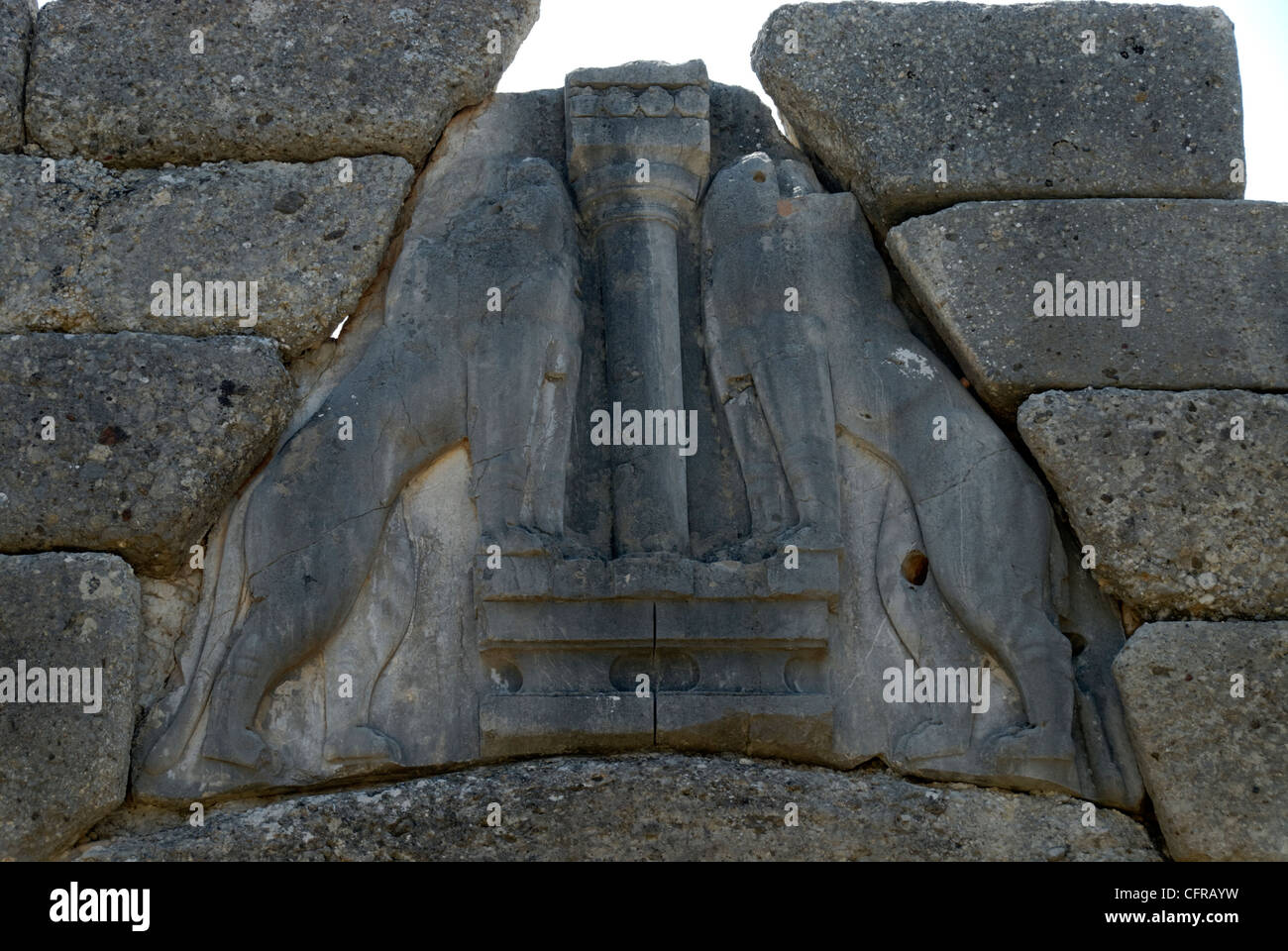 Mycènes. Péloponnèse. La Grèce. Vue rapprochée de deux lions de la monumentale porte du Lion l'entrée de la citadelle de Mycènes. Banque D'Images