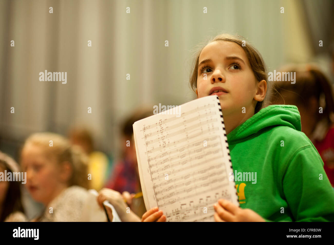 Le seul 'Kids à haute voix' welsh Children's Choir de répétitions 8ème Symphonie de Mahler à Aberystwyth Arts Centre, le Pays de Galles UK Banque D'Images