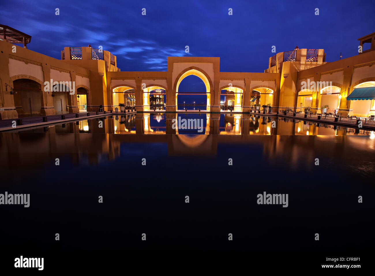 Ciel bleu au début de la matinée dans la ville plaza à Kuwait, Koweït. Banque D'Images