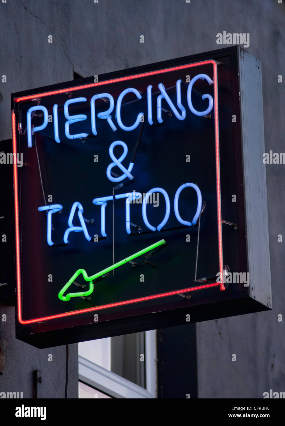 Tatouage et Piercing en néon, Camden High Street, Camden Town, au nord de Londres, Grande-Bretagne Banque D'Images