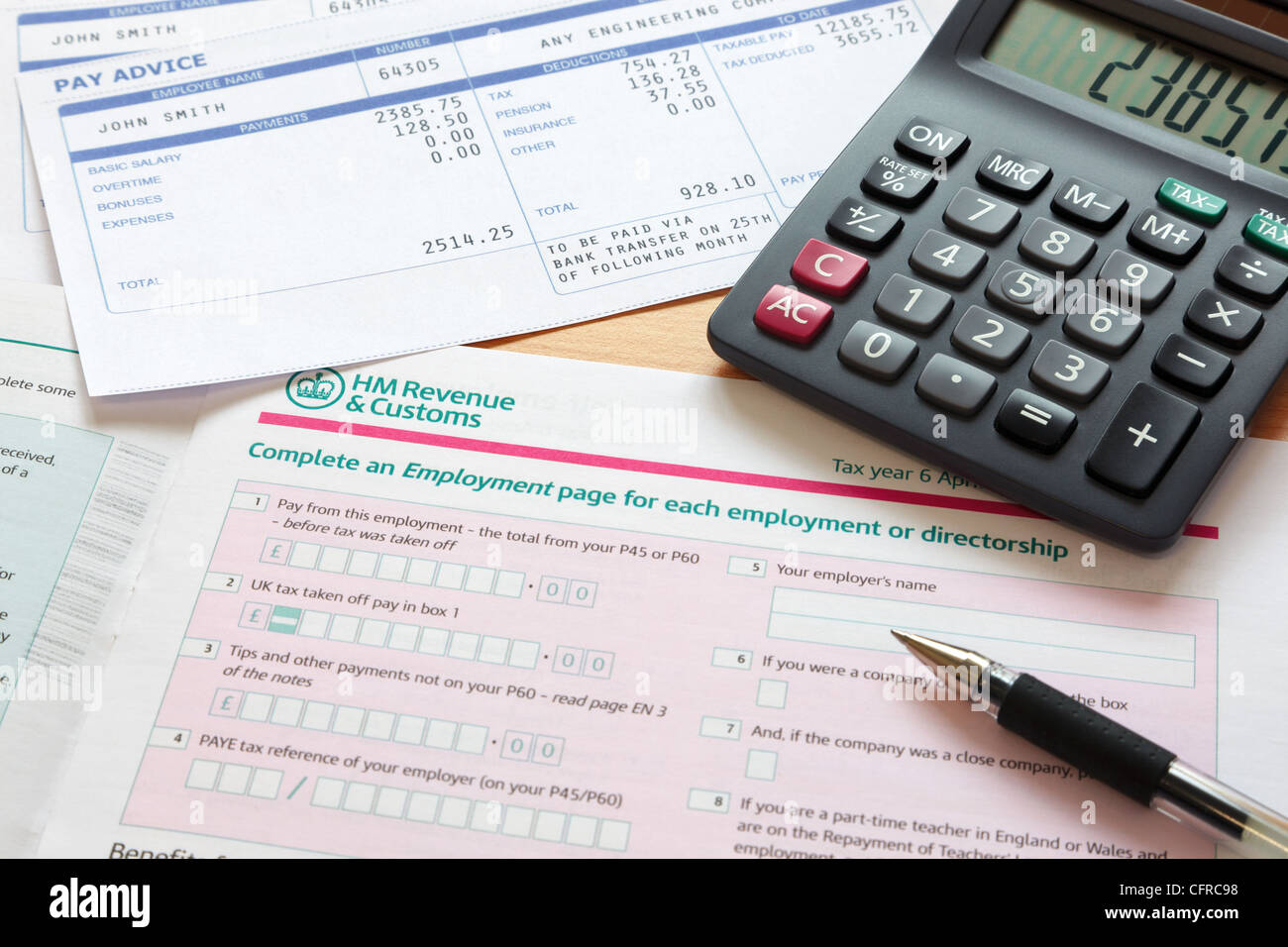 Photo d'une auto-évaluation des sociétés au Royaume-Uni avec la calculatrice et de paie. Banque D'Images